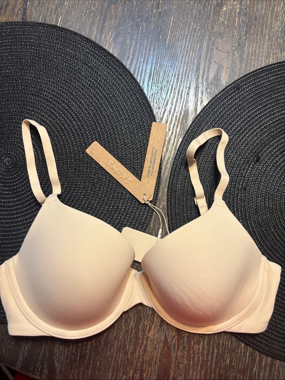 SKIMS sand fits everybody T-Shirt Bra sand 34C NWT (smokers)